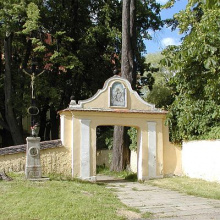 Vstupní brána ke kostelu a hřbitovu