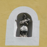 Soška v průčelí 